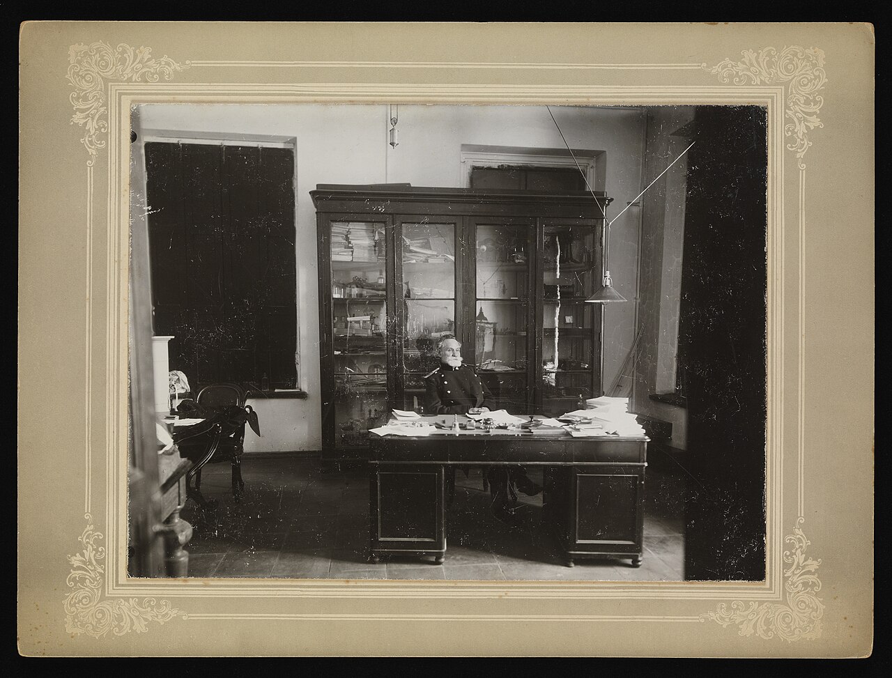 Иван Павлов за рабочим столом